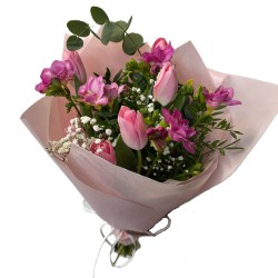 Buchet 6 lalele, 5 fire frezie,1 fir gipso, 1 fir eucalipt,2 fire pistacia, folie decor